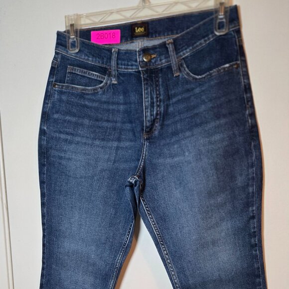Lee Women’s Straight Leg Jeans Size 8 Medium – Dark Wash Denim - Picture 1 of 6